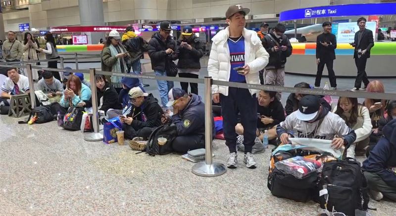 10日晚間已經有大批球迷在現場守候，準備迎接台灣隊歸國。（圖／三立新聞）