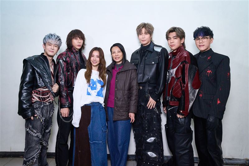 八三夭〈你就是我無可替代〉MV邀請蔡黃汝(左3)、陳孝萱(左4)演出。(圖/索尼音樂提供)