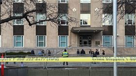 美國駐多倫多領事館傳槍擊,現場拉起封鎖線。（圖／路透社／達志影像）