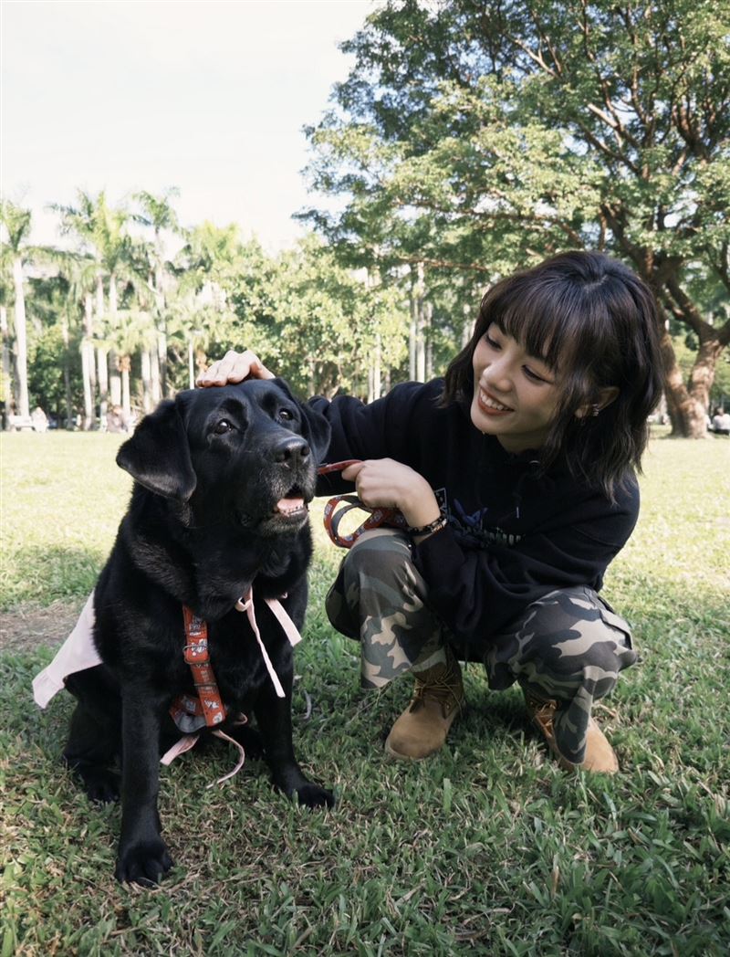 木木寵愛毛小孩,呼籲「以領養代替購買」。(圖/華研國際提供)