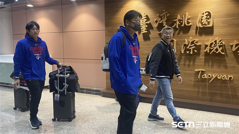 台灣隊國手11日凌晨抵達桃園國際機場。（圖／記者戴以柔攝影）