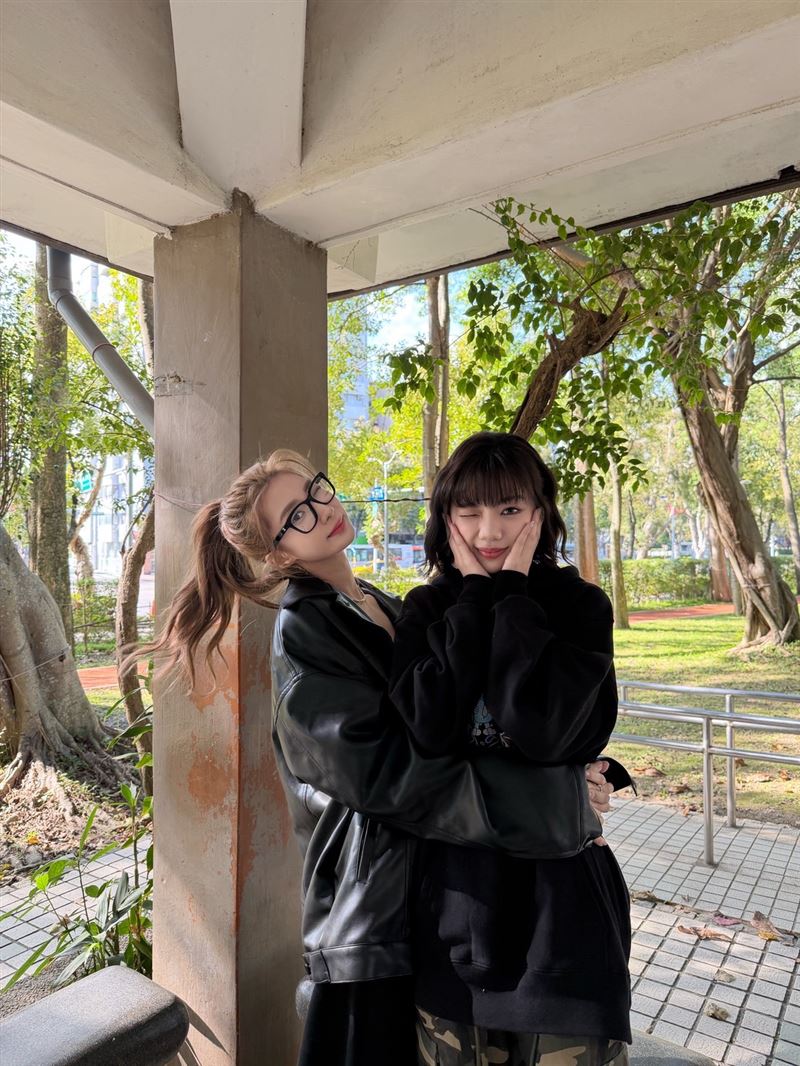 陳華(左)登上木木(右)節目《下一站,MU的地》。(圖/華研國際提供)