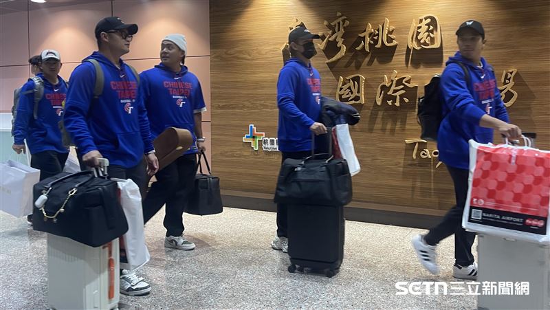 台灣隊國手11日凌晨抵達桃園國際機場。（圖／記者戴以柔攝影）