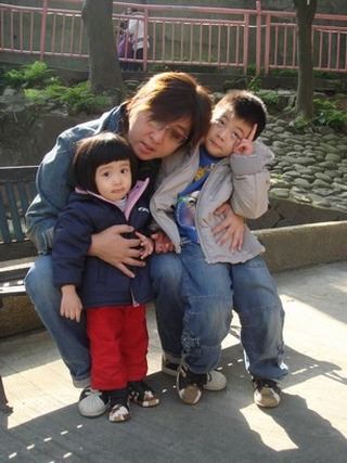 陸元琪分享袁惟仁和孩子們的照片悼念。（圖／翻攝自陸元琪臉書）