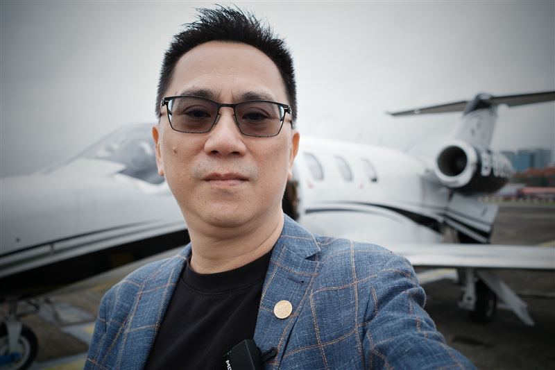 電商網紅486先生秀出在松指部搭私人飛機的照片，打臉王鴻薇。（圖／翻攝自陳延昶臉書）