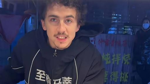 大咖男星現蹤中國賣霉豆腐　開譙客人被拍