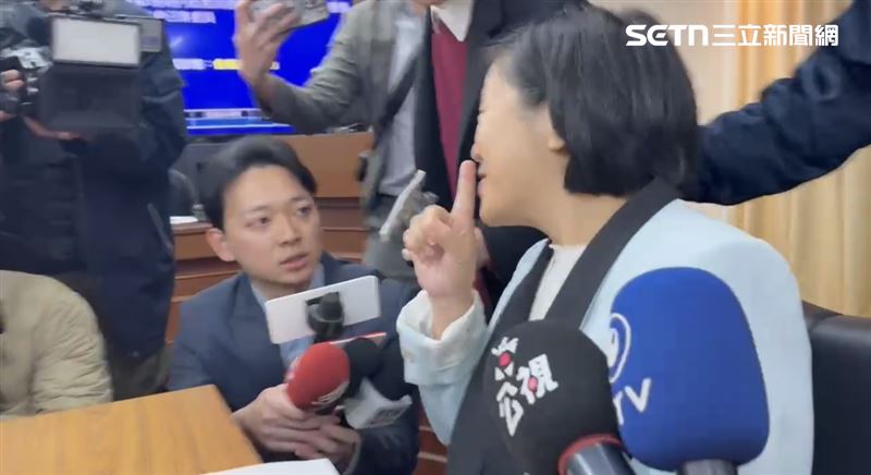 李貞秀簽到，媒體詢問相關爭議時，對媒體比了一個安靜的動作。（圖／翻攝畫面）