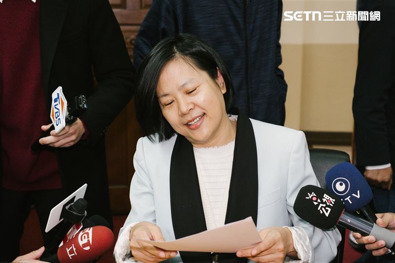 李貞秀到內政委員會，新任召委之一的李柏毅表示，下午協商後會為未來內政委員會運作模式做出較好的方案，李貞秀是否適合當立委、是否提供機密資料，都會跟行政院與立法院長韓國瑜討論。（圖／記者楊士誼攝影）