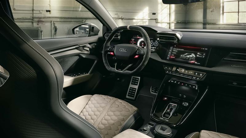 刻意減少引擎室與座艙之間的隔音材質,讓聲浪更直接傳入車內。(圖/翻攝Audi網站)