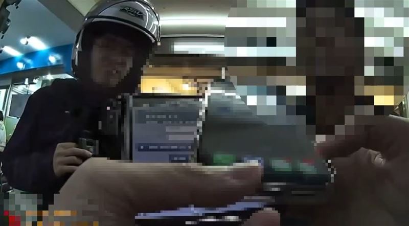 黃姓男子涉竊盜遭通緝,企圖撞警落跑被壓制逮捕。(圖/翻攝畫面)