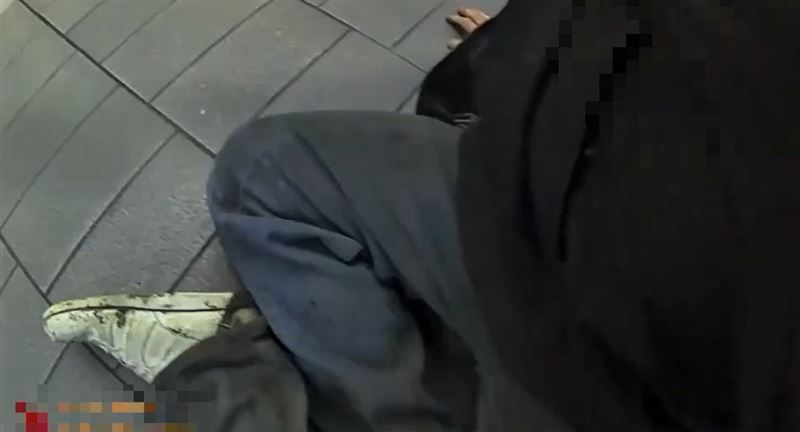 黃姓男子涉竊盜遭通緝,企圖撞警落跑被壓制逮捕。(圖/翻攝畫面)