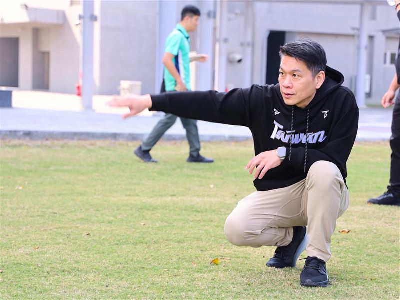 李柏毅表示,主辦方若以此種方式限制球迷為自己國家隊加油,甚至連「Taiwan」一詞都遭到壓制,已非單純場館秩序管理問題,而是對台灣球迷基本權利與國家認同的打壓。(圖/李柏毅辦公室提供)