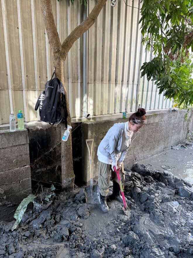 花蓮「鏟子超人」出現真相曝光，原來是第一時間慈濟啟動無人機勘災發現光復鄉災情慘，於是號召志工災區清淤泥。（圖／李多慧經紀人提供）