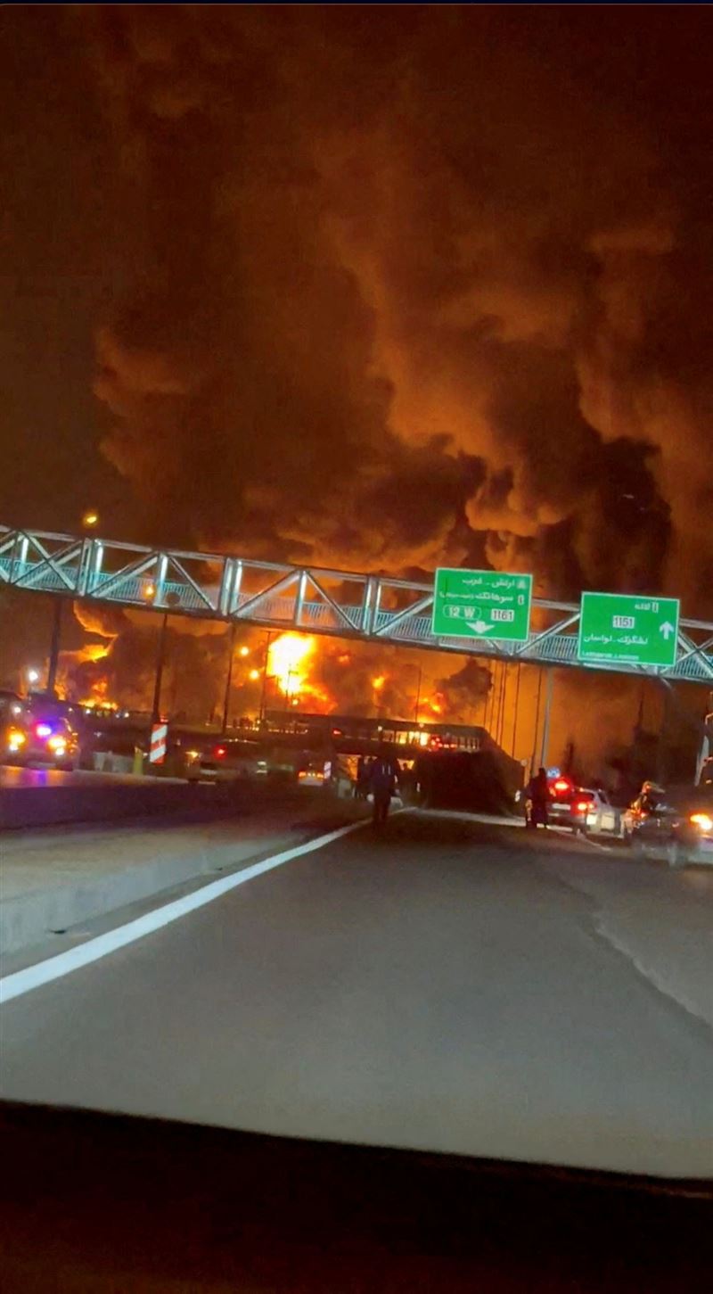 位於德黑蘭一處石油倉庫遭到襲擊。（圖／路透社／達志影像）