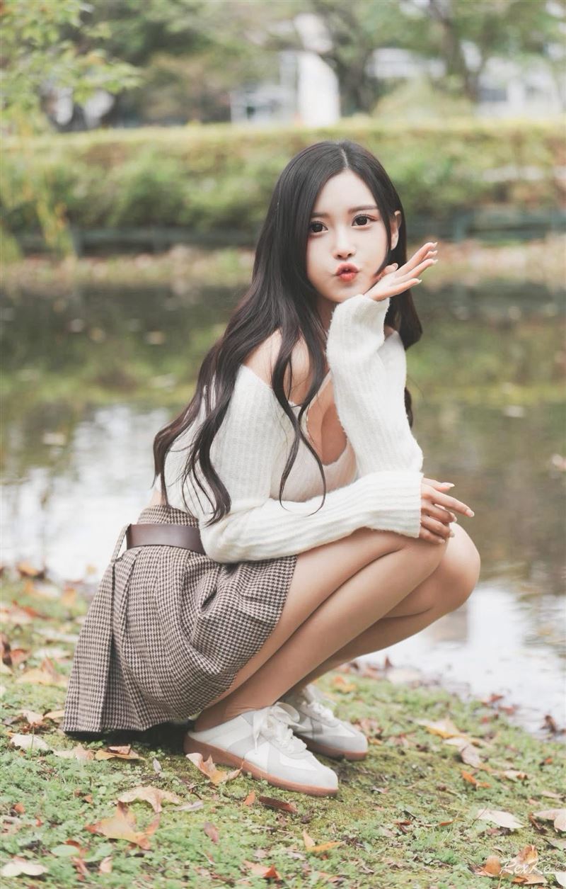 許玲玲被封為「電眼精靈」，再加上9頭身的美少女比例，擄獲大票粉絲。（圖／翻攝自許玲玲臉書）