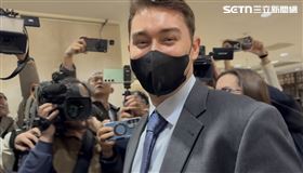 ▲肖雷和父母自澳洲飛來台灣，首度現身台北地院出庭。（圖／記者楊佩琪攝）