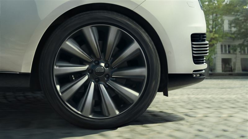 新年式車型採用全新Range Rover字樣的輪孔蓋設計強化品牌識別。(圖/JLR提供)