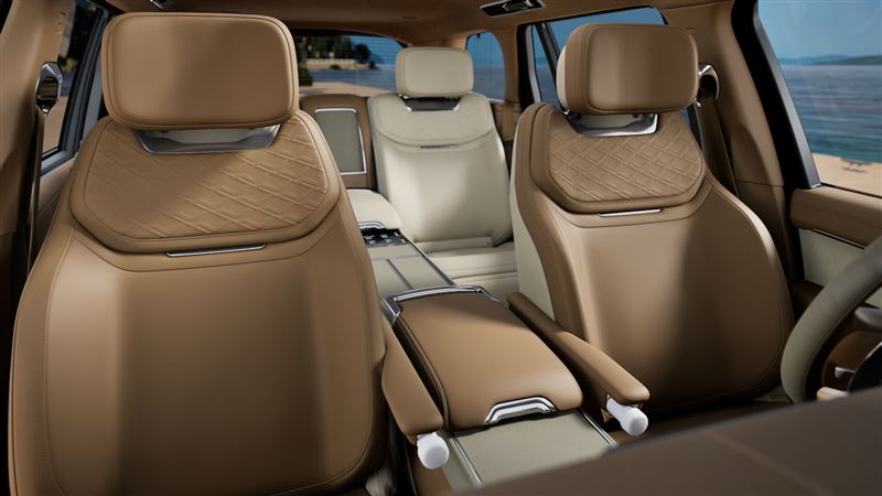 Range Rover SV標配SV Serenity套件及23吋鍛造輪圈,雙前座椅以更為簡約俐落線條設計呈現精緻細節。(圖/JLR提供)