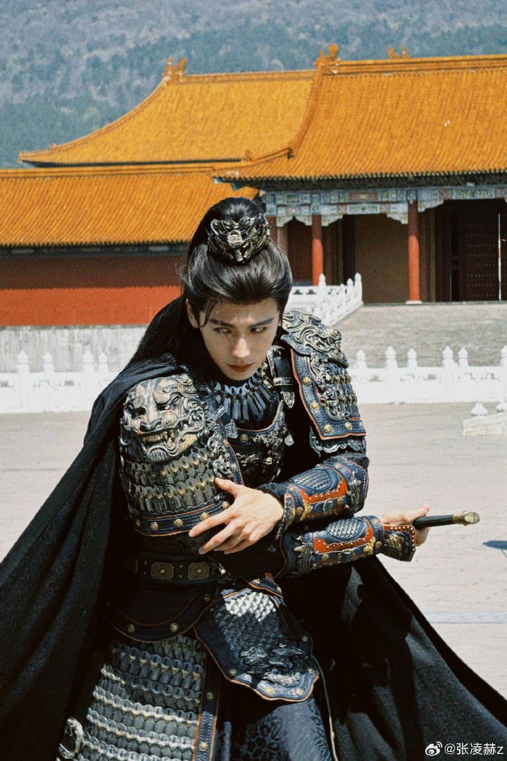 中國男星張凌赫近期出演《逐玉》，人氣越來越高。（圖／翻攝自微博）