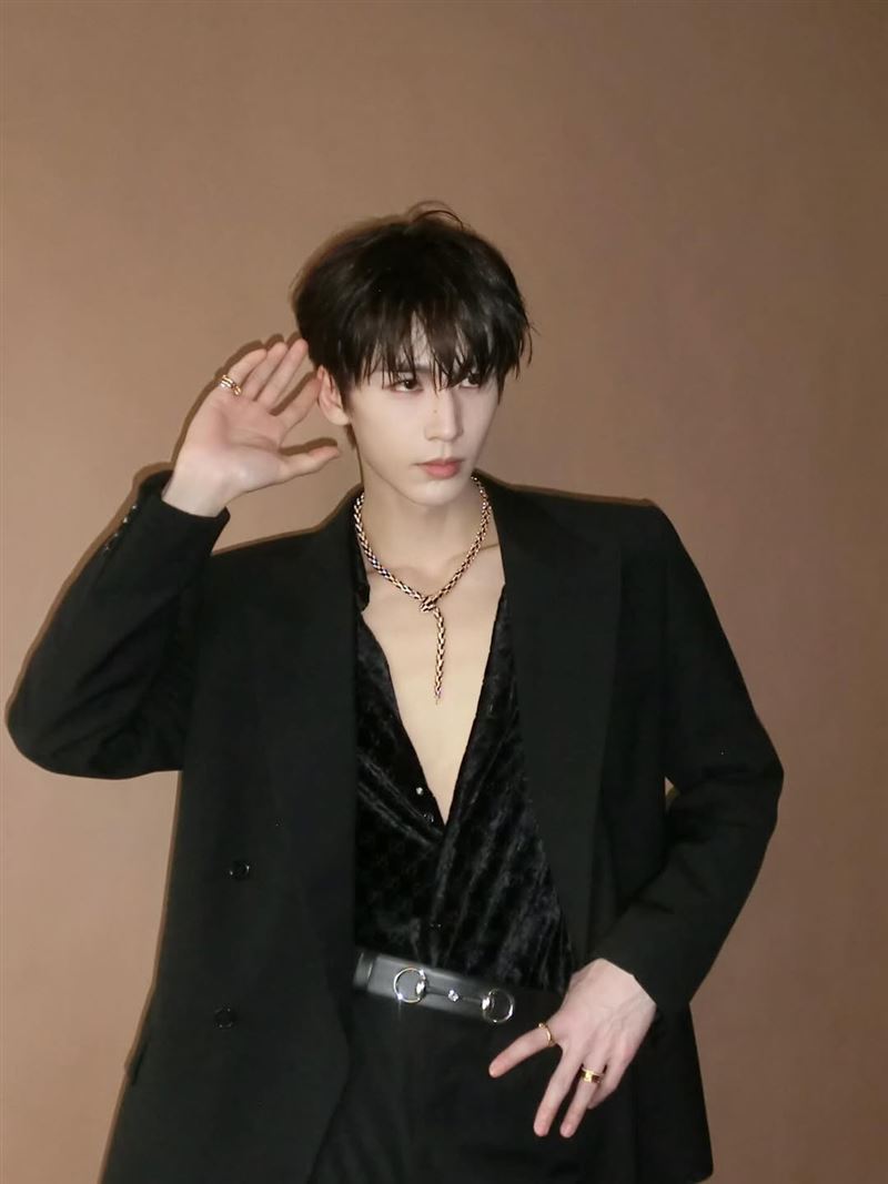 張凌赫在IG貼文留言區以中英文發表道歉聲明，卻被指「沒誠意」。（圖／翻攝自IG @zhanglinghe__1230）