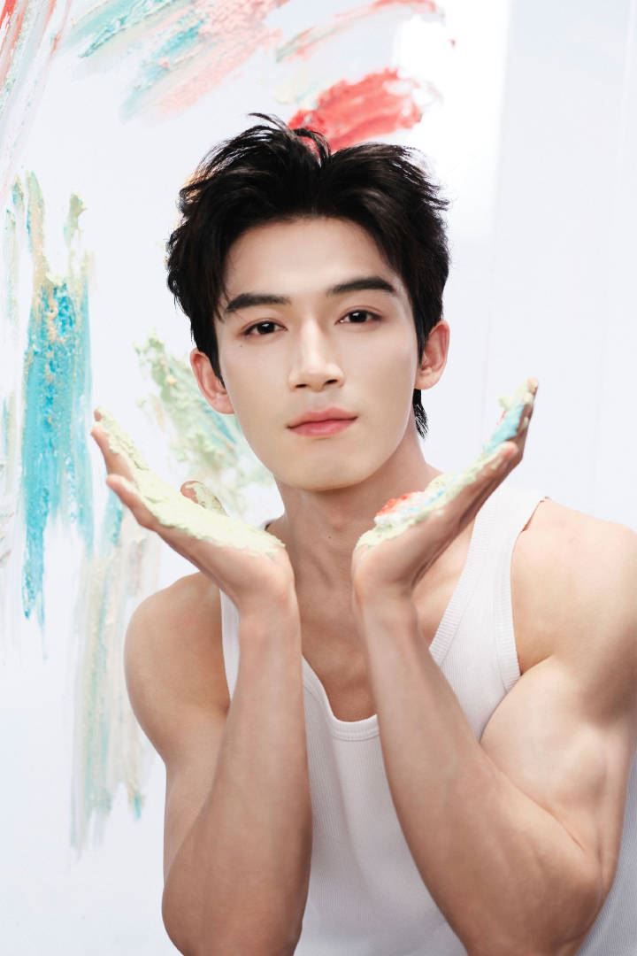 中國男星王星越近期人氣超高。(圖/翻攝自微博)