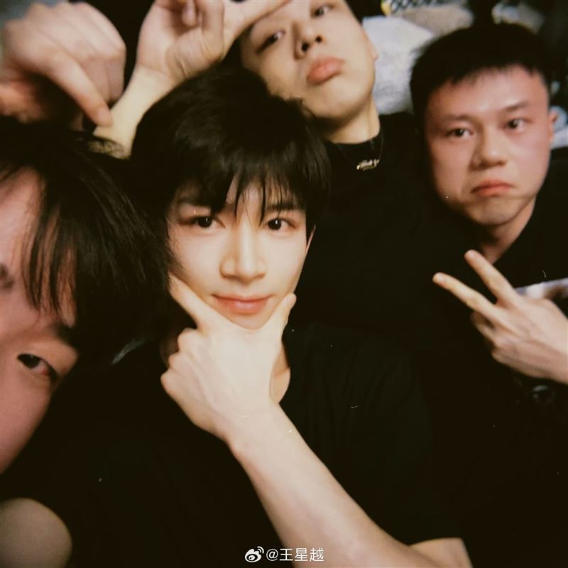 王星越和好友們過農曆生日。(圖/翻攝自微博)