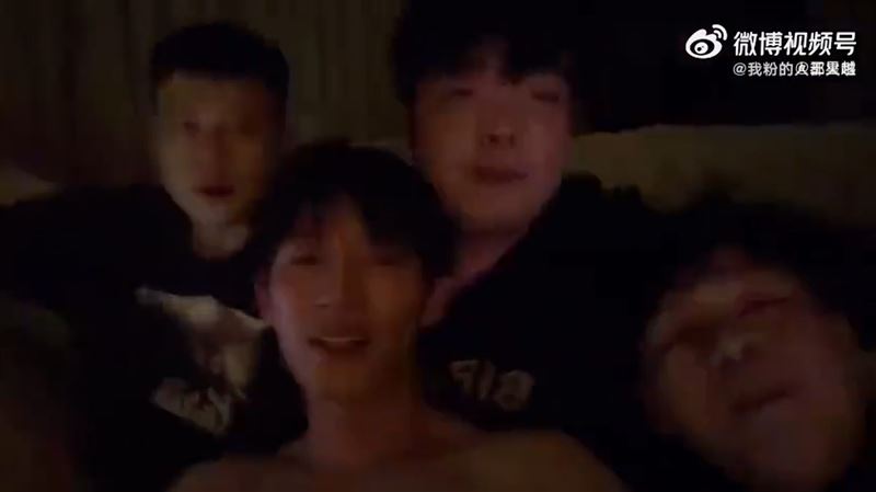 王星越發出酒後裸著上身的唱歌影片,一小時後緊急刪除。(圖/翻攝自微博)