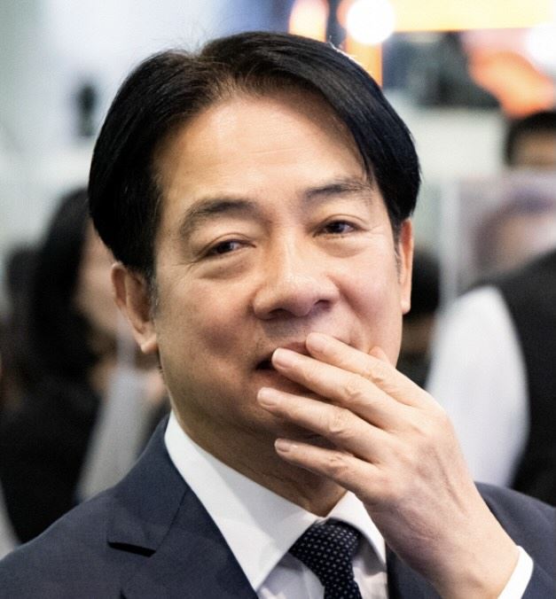 一名網友夢見與賴清德約會，對方還深情表示「在親美跟親中之間，我選擇親你」，釣出賴清德回覆一張嬌羞圖。（圖／翻攝自Threads　@william_chingte）