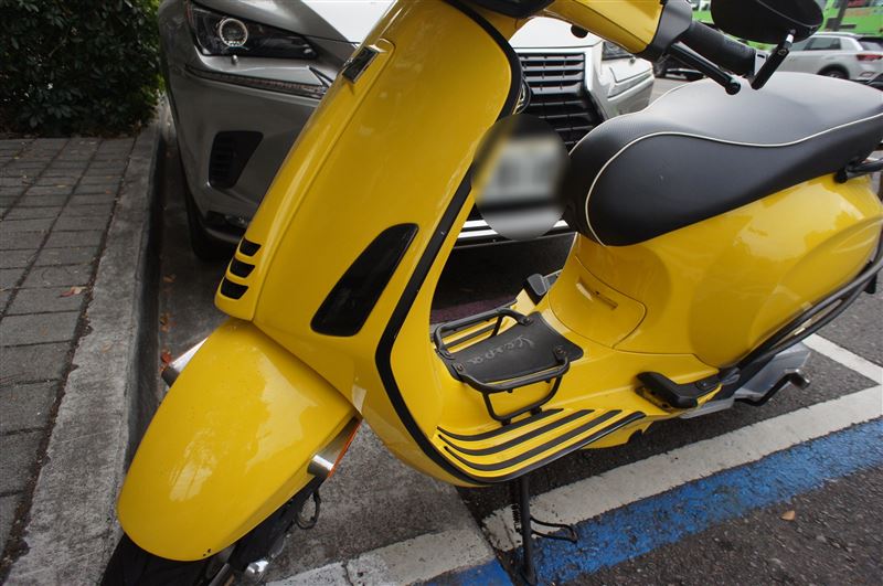 有「移動藝術品」稱號的愛車無故被撞倒刮出傷痕，車主氣炸報警，幸好有監視器還原真相。(圖／翻攝畫面)