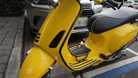 台中，撞倒18萬「移動藝術品」，偉士牌，機車，車主氣炸，鏡頭君揪肇逃駕駛，(圖／翻攝畫面)