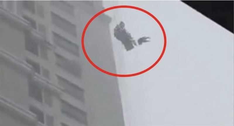 工人施工過程中遇強風襲擊被拋出。(圖/翻攝自X平台 @pisklauren)