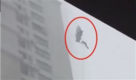 大樓外洗窗遇怪風！工人猛力撞擊外牆慘死（圖／翻攝自X平台 @pisklauren）