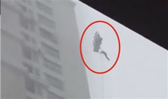 大樓外洗窗遇怪風！工人猛力撞擊外牆慘死