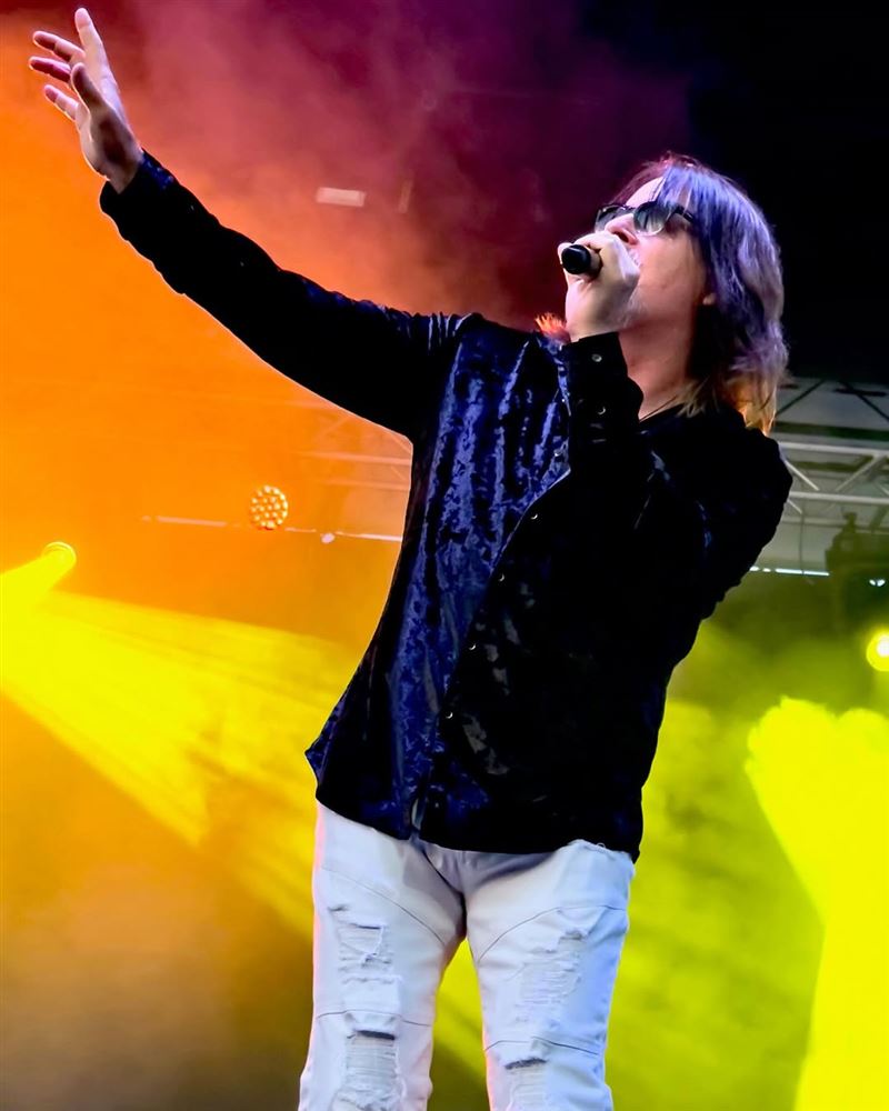 美國傳奇搖滾樂團波士頓樂團主唱湯米・德卡洛（Tommy DeCarlo）離世。（圖／翻攝自IG @thetommydecarlo）