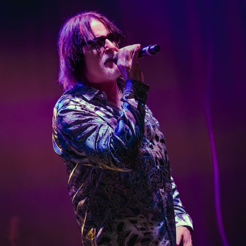 美國傳奇搖滾樂團波士頓樂團主唱湯米・德卡洛（Tommy DeCarlo）離世。（圖／翻攝自IG @thetommydecarlo）