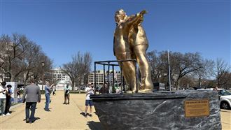 超酸！川普背後環抱艾普斯坦重現鐵達尼號