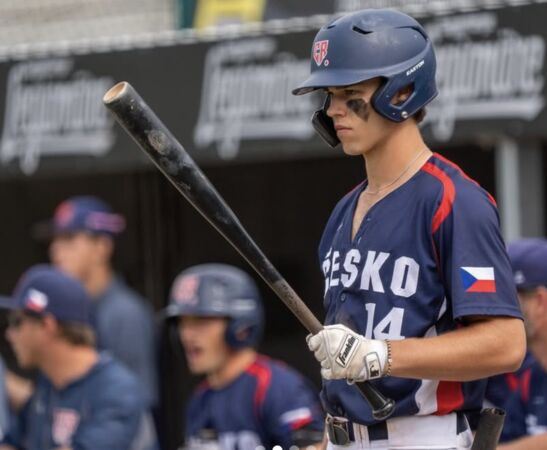 擔任先發第9棒右外野手的普雷達（Max Prejda）是一名18歲高中生，在對上大谷翔平、佐佐木朗希等頂尖球星的前一晚，他還忙著在飯店趕工大學的入學作業。（圖／取自Max Prejda (@maxprejda)IG）