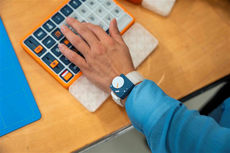 James Dyson 2025設計大獎國際醫療冠軍得主「OnCue巴金森氏症專用智慧鍵盤」。(圖/Dyson提供)