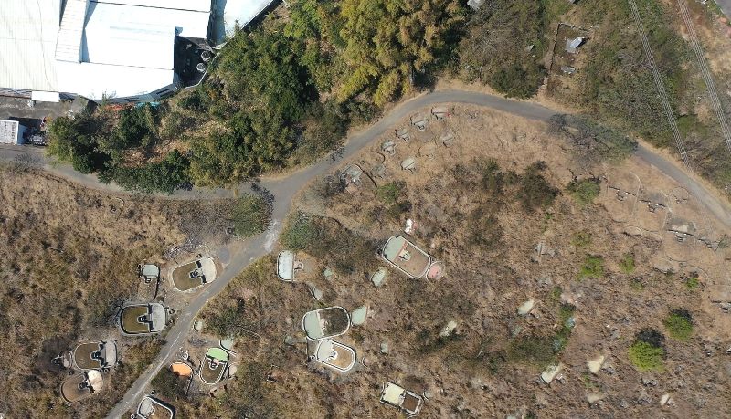 進入掃墓季節，台中市政府11日公布，將啟動公墓防火整備作業，更成立空拍機聯合稽查小組，出動巡查墓區，即時掌握火源。（台中市政府提供）