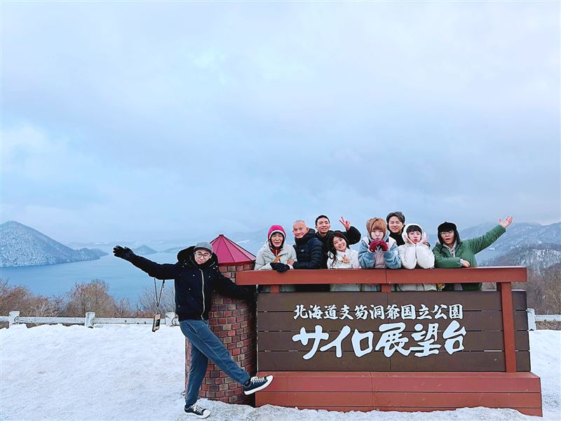 陳孟賢(右三)與翁鈺鈞(右五)招待辛苦的工作夥伴前往北海道員工旅遊，於洞爺湖留影。（圖／全球巨星有限公司 提供）