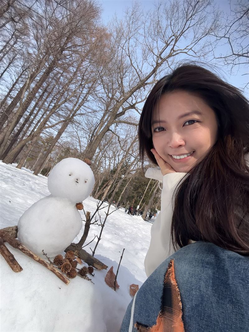 翁鈺鈞不畏寒冷手捏雪人合影。(圖/全球巨星有限公司 提供)