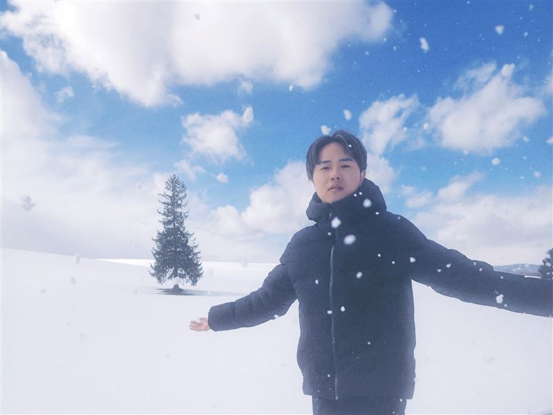 陳孟賢在北海道美瑛聖誕樹，熱門景點「孤獨的樹」拍攝雪中美照。（圖／全球巨星有限公司 提供）