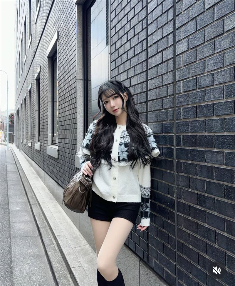 一粒辣露修長美腿。(圖/翻攝自IG)