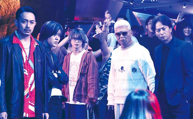 佐久間大介跟著同是殺手的夥伴們一起組成舞蹈團體「舞林殺手」(左起:青柳翔、中本悠太、佐久間大介、小澤仁志、椎名桔平)。(圖/天馬行空提供)