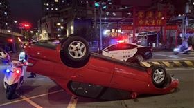 張男駕駛小客車自撞中央分隔島，整台車側翻路中。（圖／翻攝畫面）
