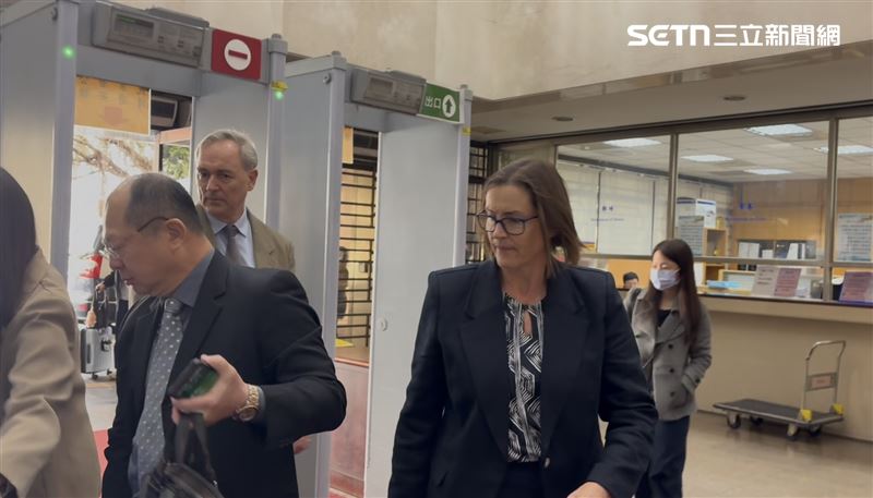 肖雷和母親、父親從澳洲飛來台灣作證，母親表示，發現不對勁時，很著急趕到醫院確認兒子是否還活著。（圖／記者楊佩琪攝）