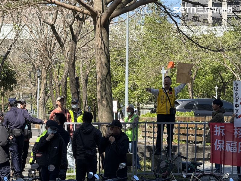 新黨副秘書長游智彬現身民進黨中央黨部丟雞蛋抗議，遭警方架離後仍不斷叫囂（圖／記者劉秀敏攝影）