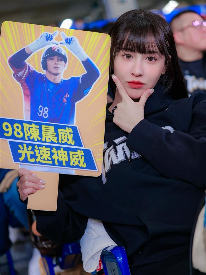 啾啾在經典賽期間到東京巨蛋為老公陳晨威加油。(圖/翻攝自IG @juliaaa.49)