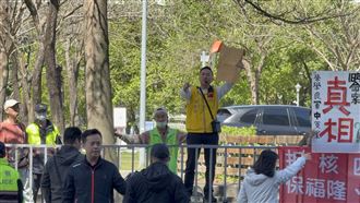 游智彬穿競選背心衝民進黨丟雞蛋、嗆卓揆