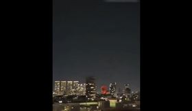 伊朗11日凌晨發動迄今「最猛烈」打擊，出動了號稱「破壞力最強」的霍拉姆沙赫爾彈道飛彈。以色列大城特拉維夫市中心遇襲，炸出橘紅色巨大火球。（圖／翻攝自X平台 @OperationMasoom）